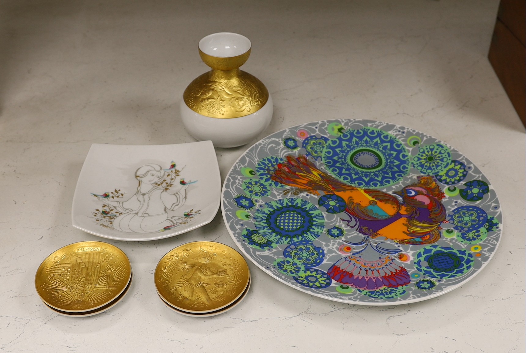 Two Bjørn Wiinblad for Rosenthal dishes, a gilt vase and four matching dishes, height of vase 14cm